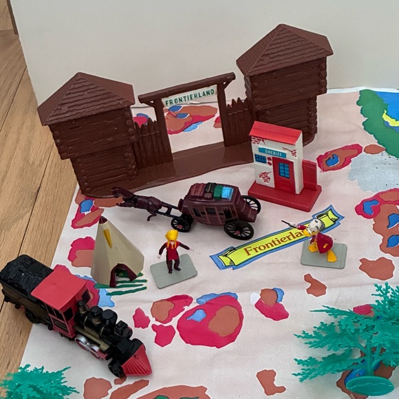 Vintage Disneyland Playset SEARS 1988 
Mat w/buildings,figures. Complete +extras - Picture 5 of 16